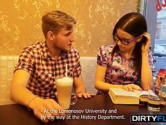 18 jaar, Pijpbeurt, Sperma shot, Brillen, Hardcore, Hd, Natuurlijke tieten, Tiener