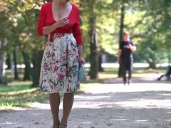 Exhib, Énorme, Lesbienne, Seins naturels, De plein air, Public, Seins flasques, Voyeur