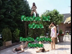 Morena, Alemán, Grupo, Tetas naturales, Al aire libre, Orinar, Puta, Tetas