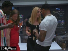 Анальный секс, Жопа, Большой член, Черные, Блондинки, Двойное проникновение, Межрасовый секс, Сквиртинг