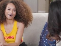 Interraciaal, Lesbisch, Likken, Masseren, Mager, Strippen, Tiener, Tieten likken