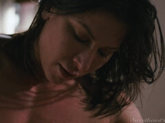 アジア人, 巨大クリトリス, 指いじり, 毛深い, ハードコア, なめる, ピアス, オッパイの