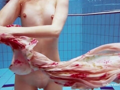 Tetas grandes, Al aire libre, Pequeña, Público, Pelirrojo, Ruso, Fumando, Adolescente
