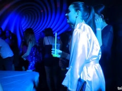 Morena, Vestidas, Bailar, Besar, Orgía, Fiesta, Satén, Intercambio de parejas