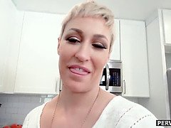 Хд, На кухне, Зрелые, Милф, Мамочка, От первого лица, Короткая стрижка, Мачеха