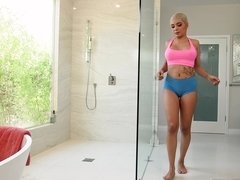 Bad, Blondine, Vollbusig, Hundestellung, Behaart, Hd, Kurzes haar, Tätowierung