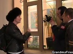 お尻, エロ熟女, 淫乱熟女, 母, オマンコ, 義母, 三人, ヤリマンの