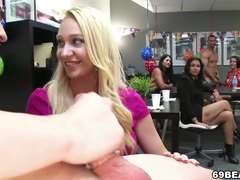 フェラチオ, 着衣女と全裸男, グループ, Hd, パーティ