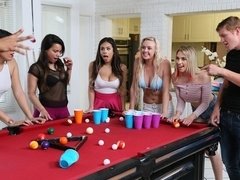 Hondjeshouding, 1 man 2 vrouwen, Handbeurt, Likken, Kut duiken, Tiener, Trio, Bekijker