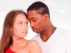 Sucer une bite, En levrette, Robe, Interracial, Seins naturels, Rasée, Maigrichonne, Adolescente