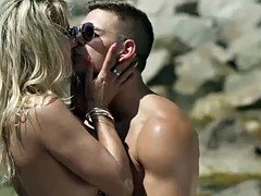 Strand, Grosser arsch, Grosse titten, Bikini, Blasen, Im freien, Piercing, Tätowierung