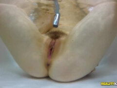 Arschlecken, Blondine, Spermaladung, Behaart, Absätze, Masturbation, Geschwollene nippel, Dusche