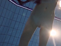 Freundin, Nackt, Pool, Öffentlich, Russisch, Solo, Titten, Unter wasser