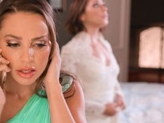 ベッドルーム, デカパイ, 指いじり, レズビアン, なめる, 淫乱熟女, ストリッピング, オッパイの