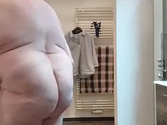 Salle de bains, Belle grosse femme bgf, Grosse bite, Européenne, Allemand, Masturbation, Douche, Fessée