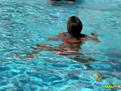 Бикини, Минет, Венгерки, Натуральные сиськи, На природе, Бассейн, Сосущие, Влажная