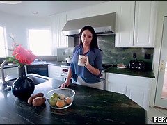 Gros cul, Gros seins, Sucer une bite, En levrette, Cuisine, Mère que j'aimerais baiser, Maman, Belle mère