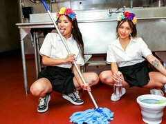 18 jaar, Grote kont, Grote lul, Pijpbeurt, Hondjeshouding, 1 man 2 vrouwen, Natuurlijke tieten, Tieten likken