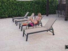 Blondine, Blasen, Pool, Scherzbold