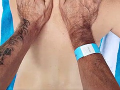 Strand, Bruinharig, Stel, Rijpe lesbienne, Olie, Openbaar, Geschoren, Tieten likken