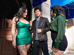 Gros cul, Gros seins, En levrette, Branlette thaïlandaise, Embrassement, Douche, Tatouage, Plan cul à trois