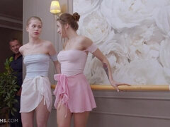 Lieveling, Blond, Pijpbeurt, Hondjeshouding, 1 man 2 vrouwen, Tiener, Trio, Tieten likken