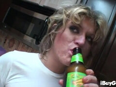 Enthousiasteling, Sperma shot, Rijpe lesbienne, Moeder die ik wil neuken, Gezichtspunt, Kut duiken, Geschoren, Tieten likken