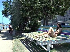 Brunette brune, Masturbation, Nue, De plein air, Public, Rasée