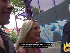 Anal, Rubia, Corridas, Estilo perrito, Corridas faciales, Madres para coger, Público, Tragarse