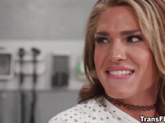 In den arsch, Kehlenfick, Schwanz, Würgen, Absätze, Transfrau, Socken, Uniform