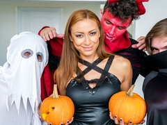 Grosser schwanz, Grosse titten, Blasen, Schwanz, Hundestellung, Gruppensex, Milf, Titten