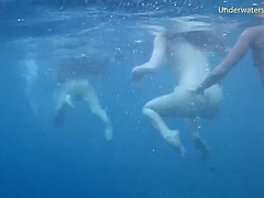 Erótico, Lesbiana, Madres para coger, Al aire libre, Público, Ducha, Tetas, Bajo el agua