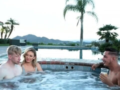 Grosse bite, Gros seins, Bisexuelle, Blonde, Sucer une bite, Gorge profonde, Branlette thaïlandaise, Interracial