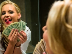 Lécher le cul, Gros cul, Gros seins, Sucer une bite, En levrette, Branlette thaïlandaise, Jarretelles, Nénés