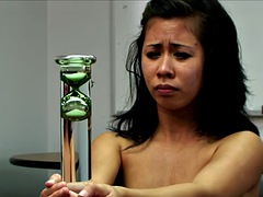 Голышом, На публике, Порка