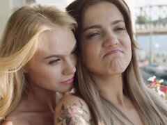 Chambre à dormir, Blonde, Petite amie, Embrassement, Lesbienne, Chatte, Tatouage, Adolescente