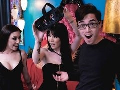 Sucer une bite, Brunette brune, Queue, En levrette, Mère que j'aimerais baiser, Jarretelles, Tatouage, Plan cul à trois