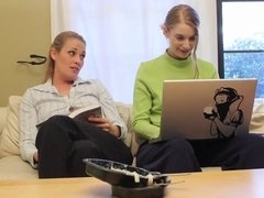 Bisexuell, Blondine, Aufs gesicht abspritzen, Fingern, Lesbisch, Lecken, Milf, Büro