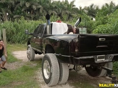 Amateur, Noire, Sucer une bite, En levrette, Petite femme, Piercing, Tatouage, Nénés