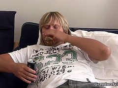 Blasen, Geile alte tussi, Spermaladung, Kehlenfick, Reif, Milf, Stiefmutter, Flotter dreier