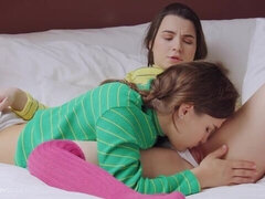 18 летние, Большие сиськи, Пальцем, Поцелуи, Лесбиянка, Белье, Бритые, Сиськи