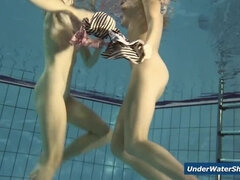 Bikini, Morena, Lesbiana, Nudista, Piscina, Sexo soft, Tetas, Bajo el agua
