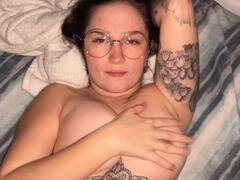 Cul à la bouche, Gros cul, Sucer une bite, Brunette brune, Tir de sperme, Lunettes, Tatouage