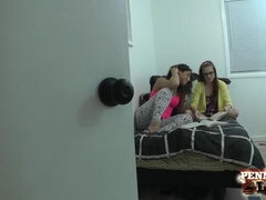 Bisexuell, Blasen, Vollbusig, Handjob, Küssen, Nackt, Muschi, Flotter dreier