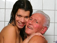 Arschlecken, Bad, Blasen, Braunhaarige, Handjob, Dürr, Jungendliche (18+), Nass