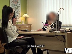 Vip4k. hot dark haired planifie une tournée de concerts mais a besoin d'un énorme prêt