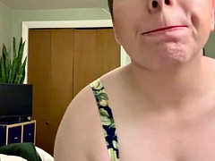 Grosser schwanz, Blasen, Schwanz, Dildo, Masturbation, Kurzes haar, Titten, Spielzeuge