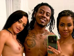 Жопа, Большая жопа, Черные, Минет, Две девушки, Межрасовый секс, Молоденькие, Втроем