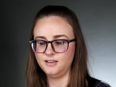 Braunhaarige, Dildo, Brille, Masturbation, Solo, Jungendliche (18+), Spielzeuge, Vibrator