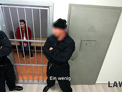Teen weiß nicht, wohin die Sicherheit sie gebracht hat, aber sie wird gefickt